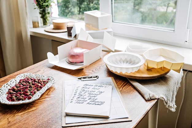 Kuchnia z pastelowymi naczyniami